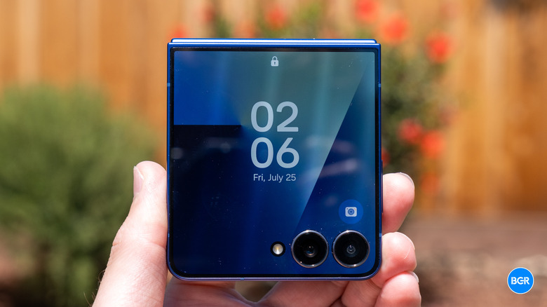 Close-up of the 4.1-inch cover screen on the Galaxy Z Flip 7.