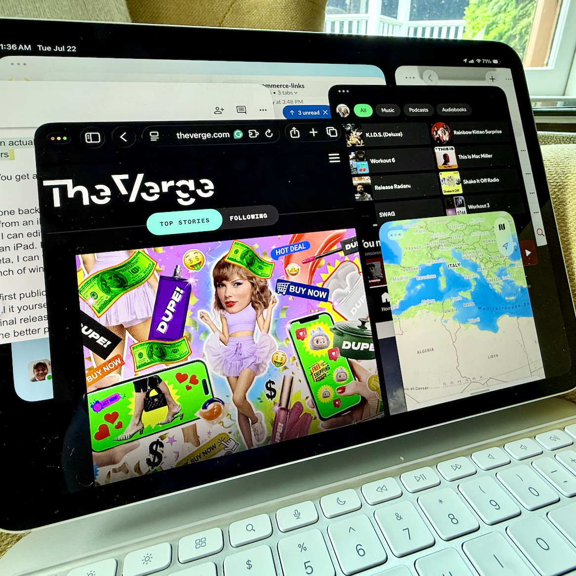 Close-up of the top corners of windowed apps on iPadOS 26 showing window controls.