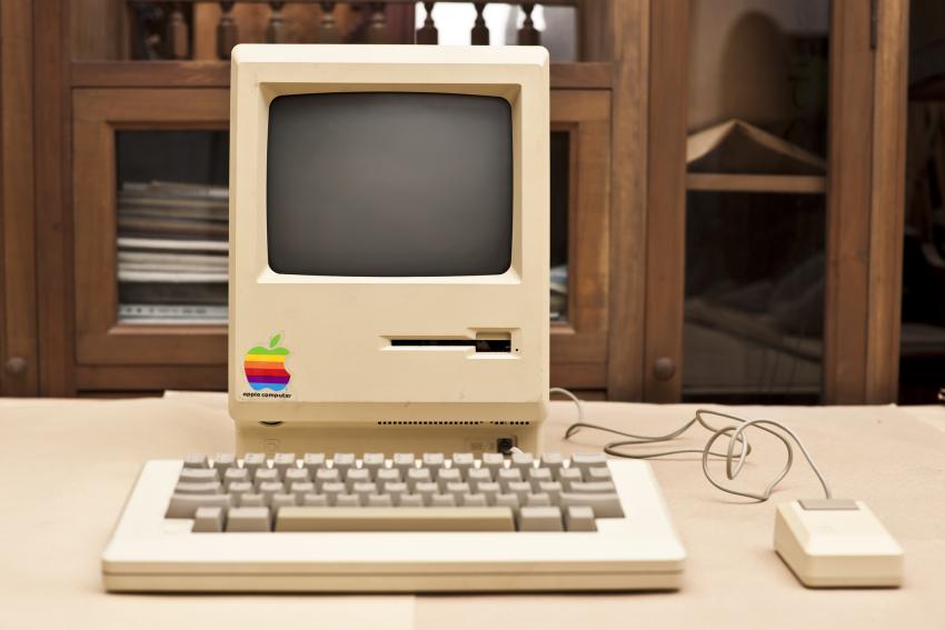 The original beige Apple Macintosh 128K computer with its integrated screen and floppy drive.