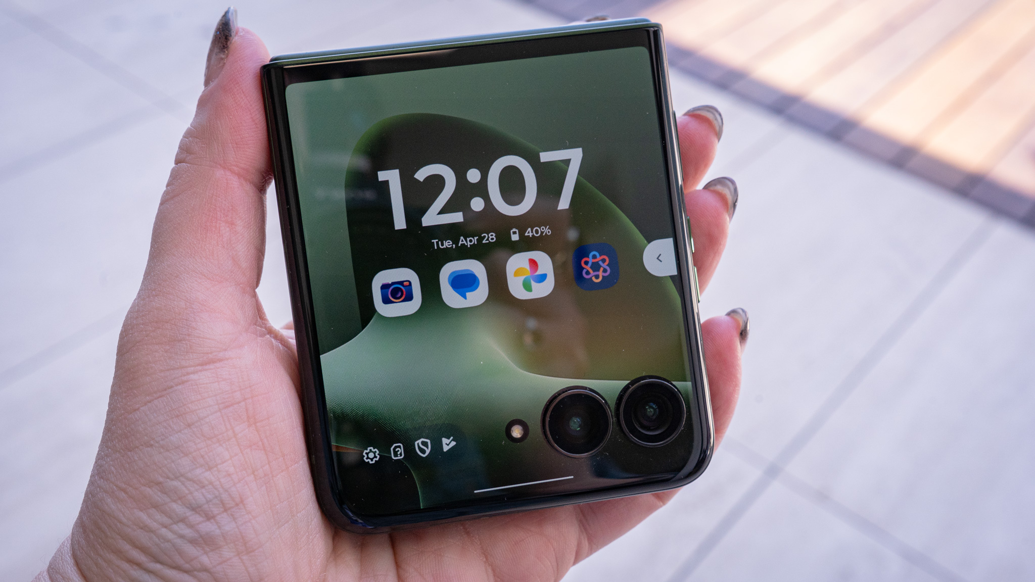 The large AMOLED cover screen of the Motorola Razr Ultra displaying an app interface.