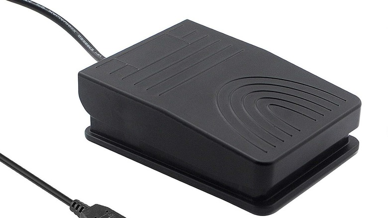 A single-pedal USB foot switch on a plain white background.