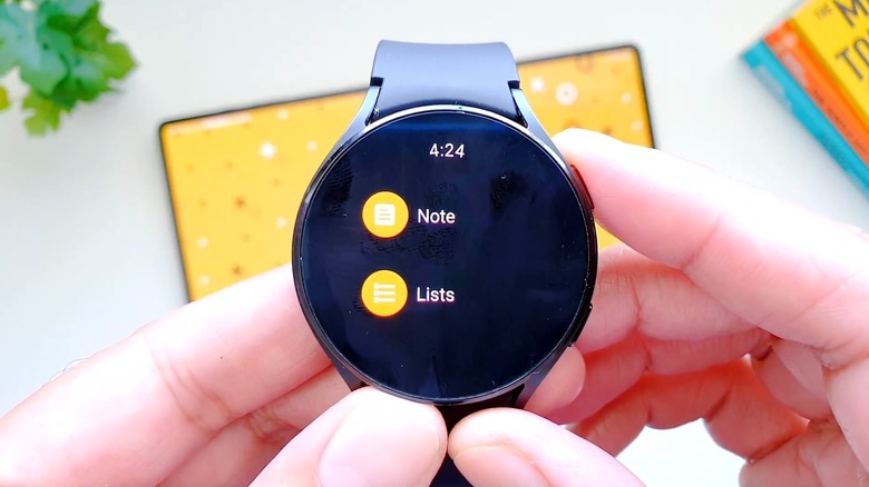 Smartwatch interface displaying Google Keep options for creating new notes and checklists.