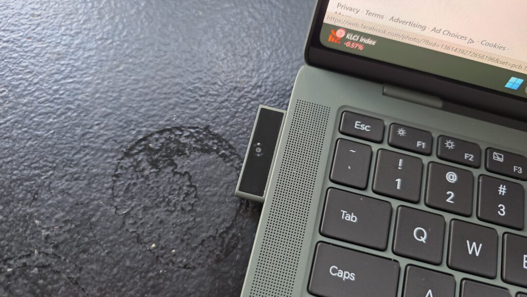Close-up detail of the curved magnesium alloy chassis edge of the Honor MagicBook Art 14.