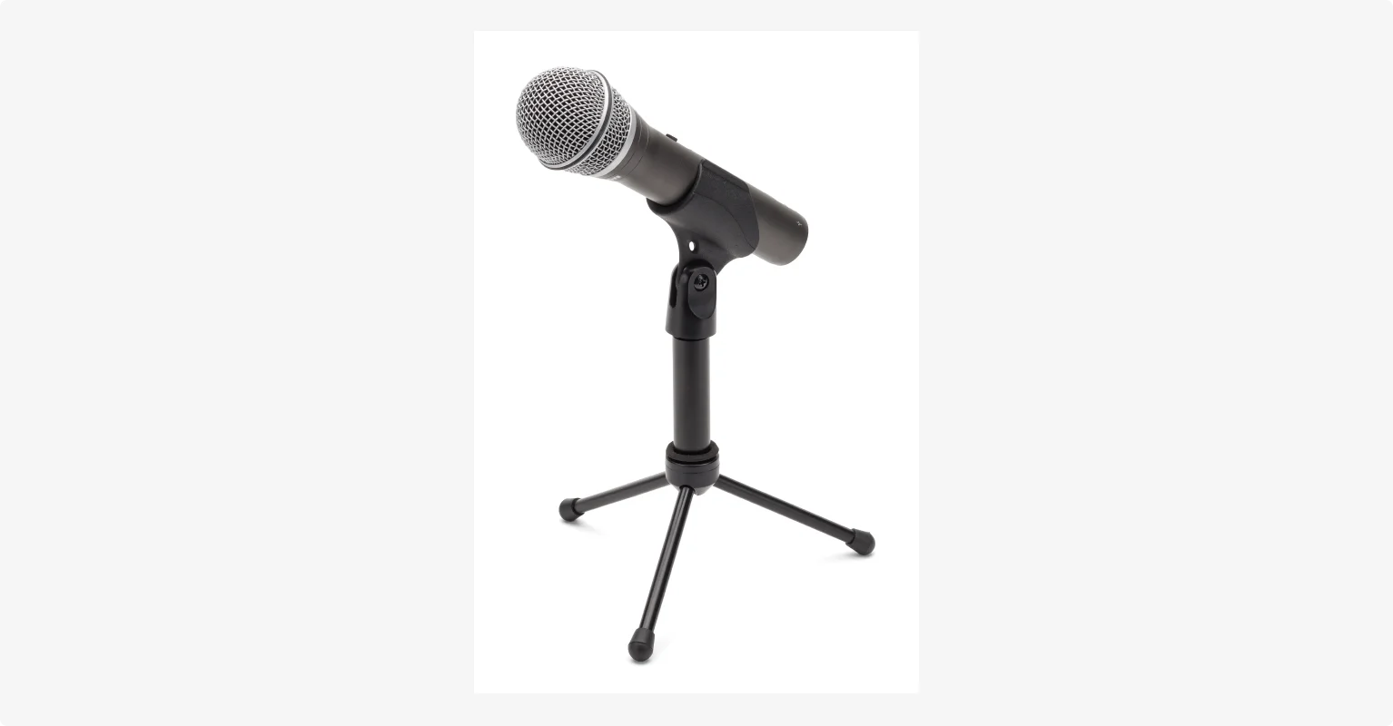 Samson Q2U dynamic microphone mounted on its desktop stand.
