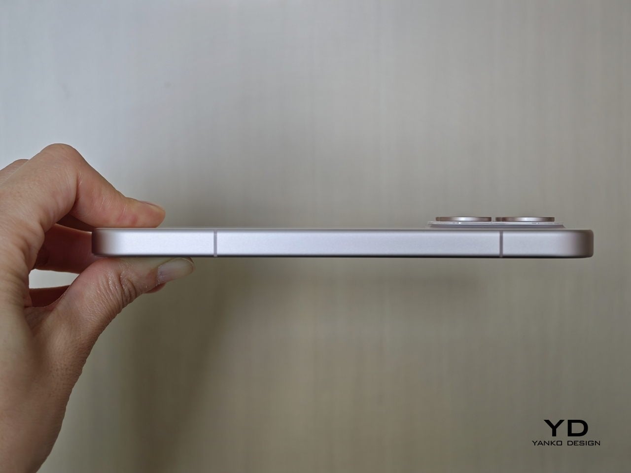 An ergonomic view of the Xiaomi 17 being gripped to show its small scale.