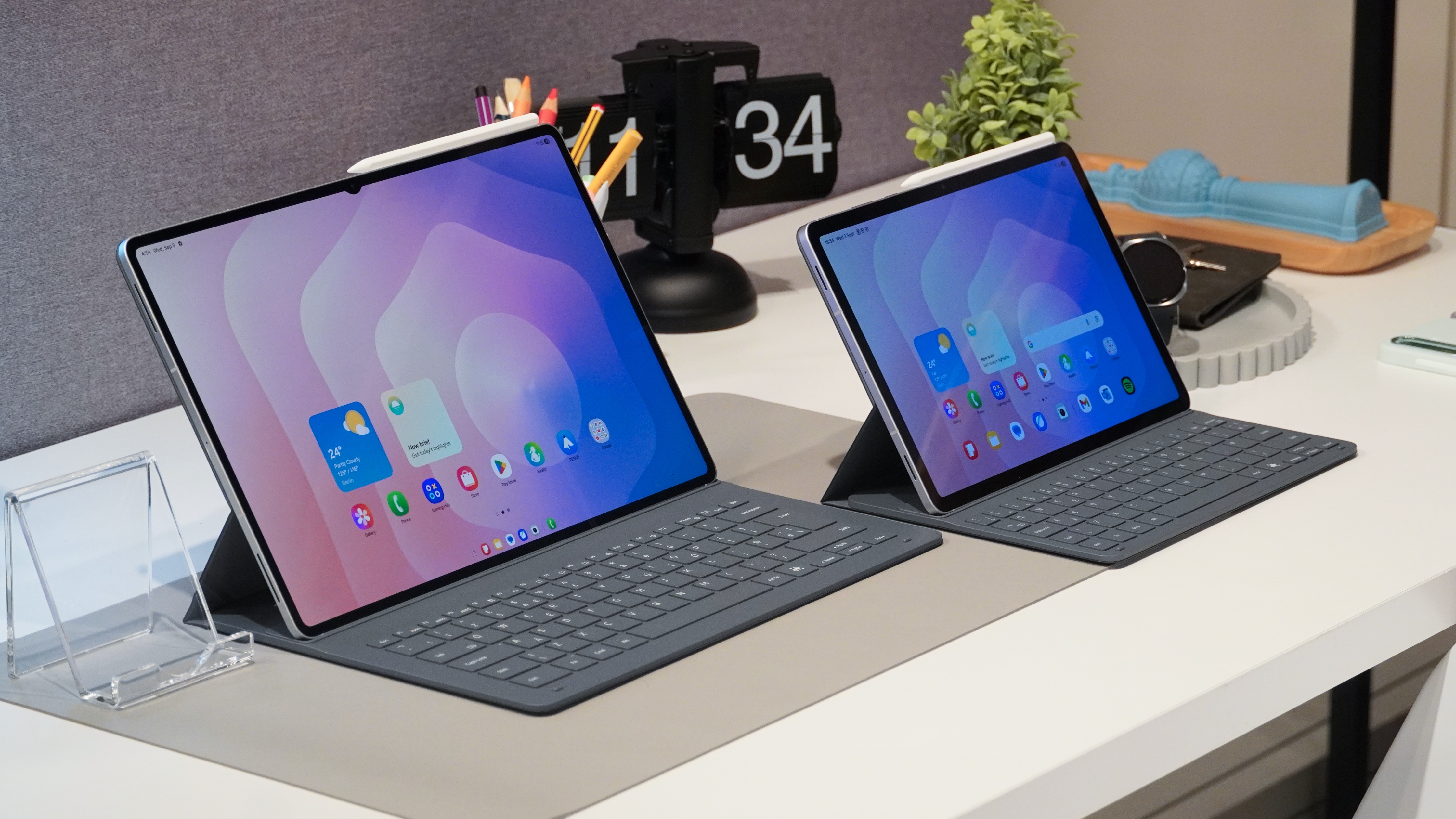 A side-by-side comparison of the Samsung Galaxy Tab S11 and S11 Ultra models.