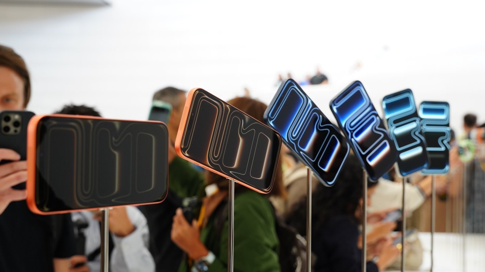 Multiple iPhone 17 Pro and Pro Max devices displayed together.