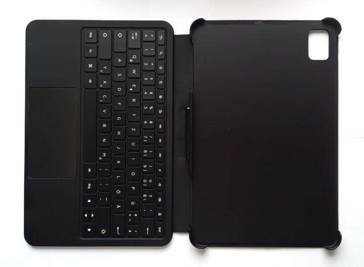 The Volla Keyboard accessory attached to the Murena Volla Tablet.