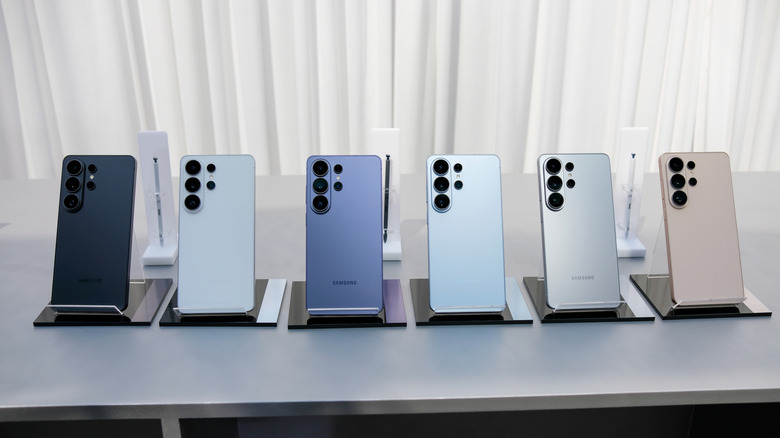 Multiple Samsung Galaxy S26 Ultra smartphones displayed side-by-side in various color options.