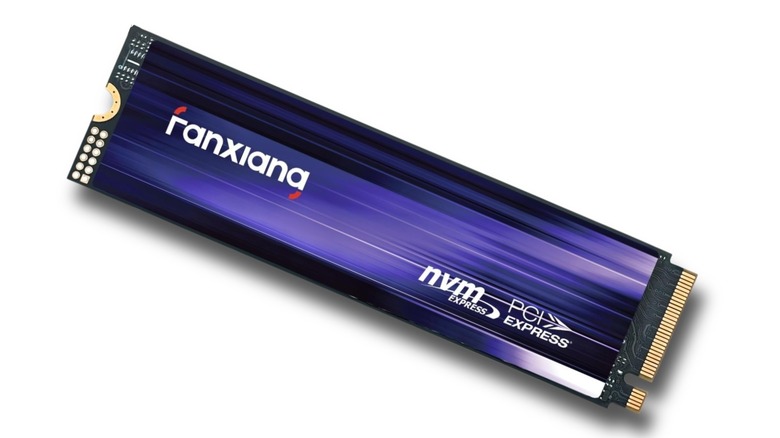 Fanxiang S880ER 1TB M.2 SSD hardware close-up.