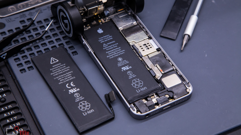 iPhone screen showing the battery health and charging settings interface.